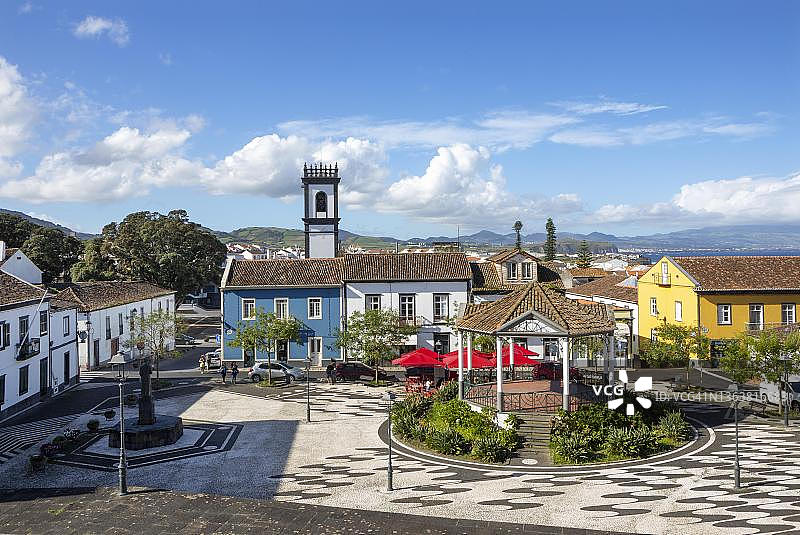 葡萄牙亚速尔群岛圣米格尔岛里贝拉格兰德的城镇广场，设有市政厅塔楼图片素材