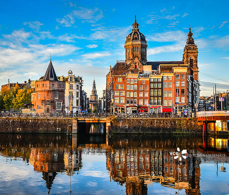 圣尼古拉斯大教堂在运河上的晨间倒影 - 荷兰阿姆斯特丹图片素材