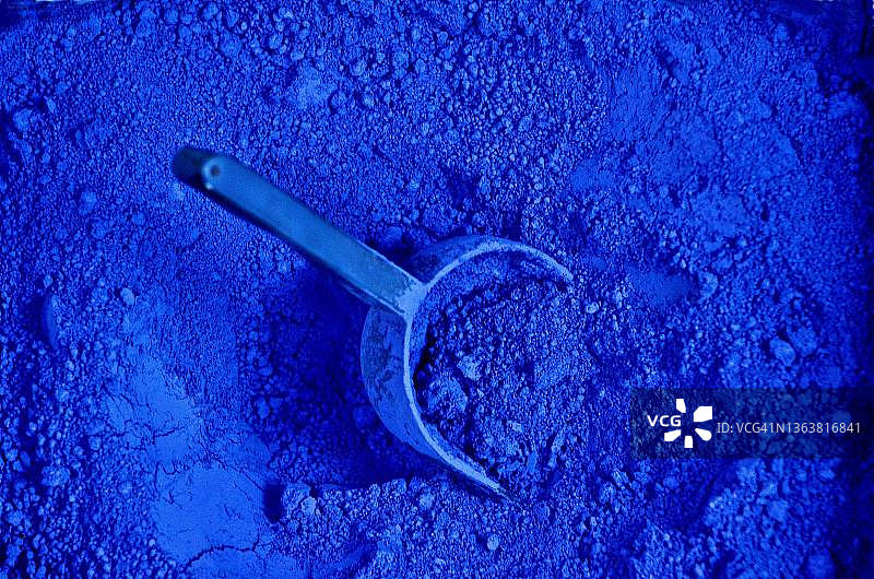 装有蓝色涂料粉末的袋子里的铁锹，蓝色涂料颜料，蓝色城市，舍夫沙万，丹吉尔-得土安-胡塞马，摩洛哥图片素材