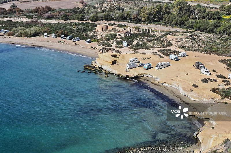 从圣胡安·德洛斯特雷罗斯到阿吉拉斯的健行步道，俯瞰帕尔梅拉斯海滩，冬季房车聚会，西班牙穆尔西亚图片素材