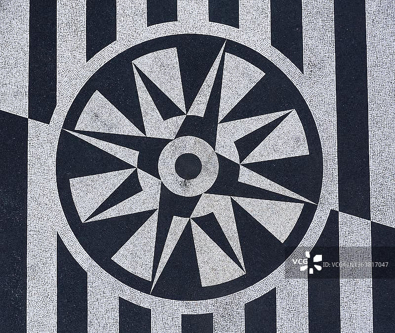 大西洋海滩黑白鹅卵石观景台无人机航拍，葡萄牙亚速尔群岛圣米格尔岛里贝拉格兰德图片素材