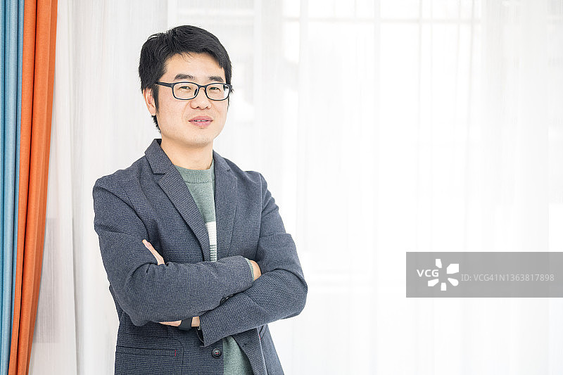 自信的年轻亚洲商务男士正面照图片素材