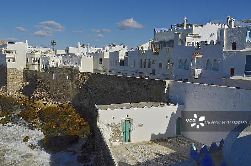 摩洛哥艾西拉的白色房屋海边堡垒墙图片素材