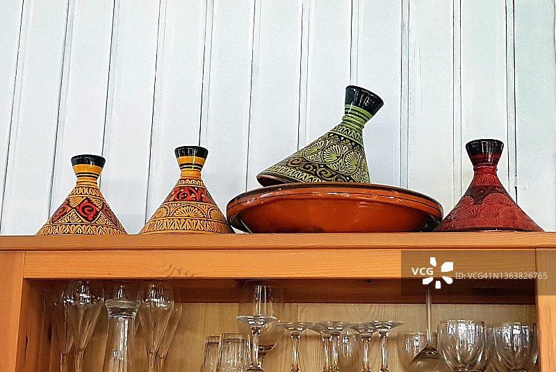 装饰用于烹饪、炖塔吉锅的兵马俑盖子，摩洛哥-柏柏尔传统图片素材