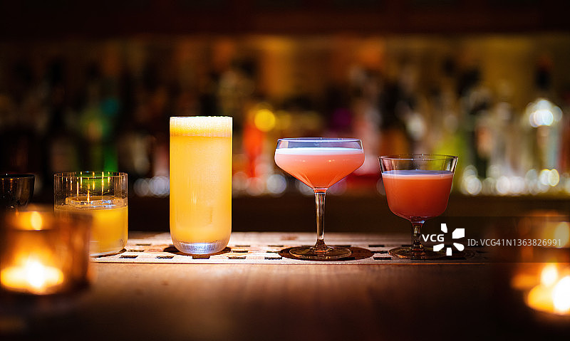 吧台多彩鸡尾酒图片素材