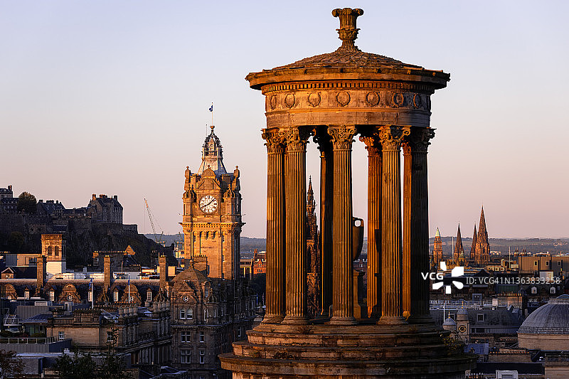 苏格兰爱丁堡，巴尔莫勒尔酒店，杜格尔德·斯图尔特纪念碑图片素材