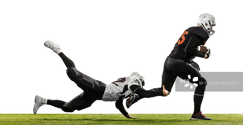 两名美式橄榄球运动员在草地上争球图片素材