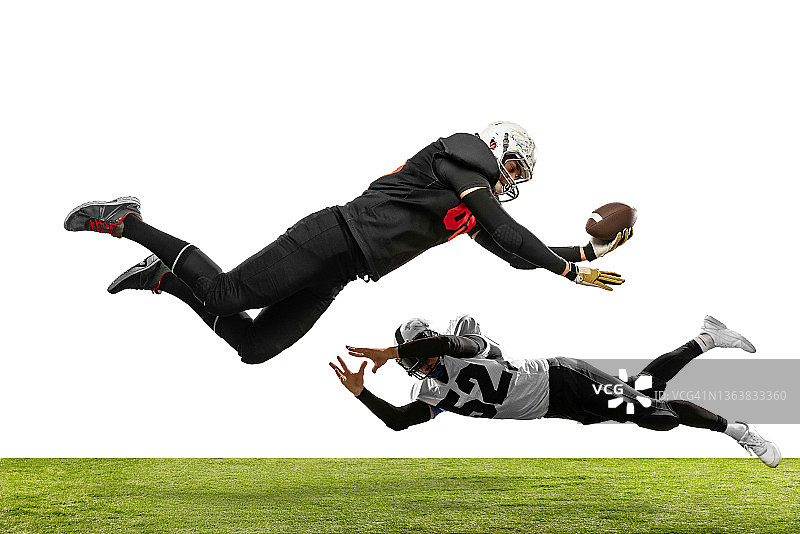 两名美式橄榄球运动员在草地上争球图片素材