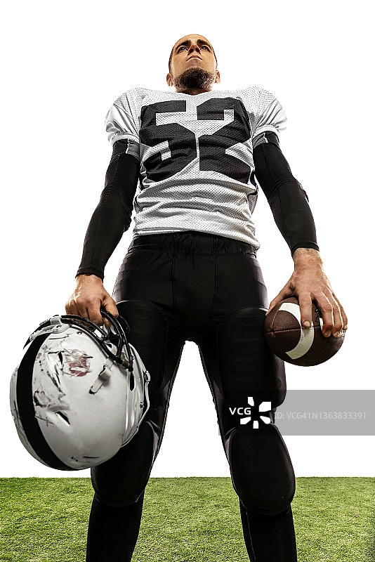 仰视健壮的美式橄榄球运动员图片素材
