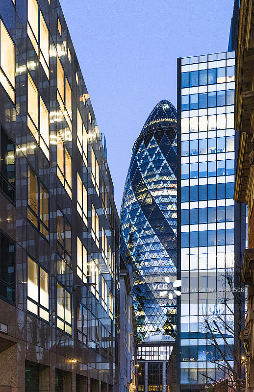 黎明时分仰视伦敦城市建筑的地面景观图片素材