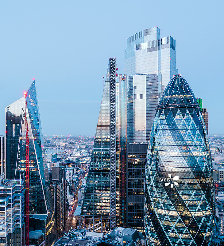 伦敦黎明时分的天际线鸟瞰图图片素材