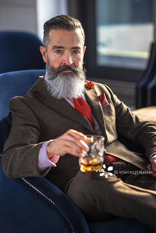 在屋顶酒吧的男士图片素材