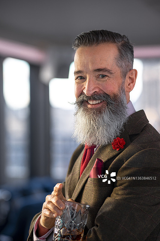 酒吧里快乐的男士图片素材