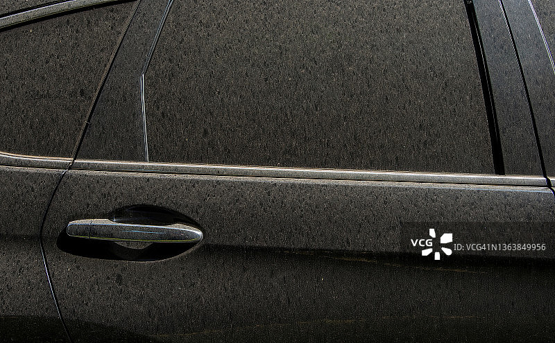 停在城市街道上积满灰尘的汽车细节图片素材