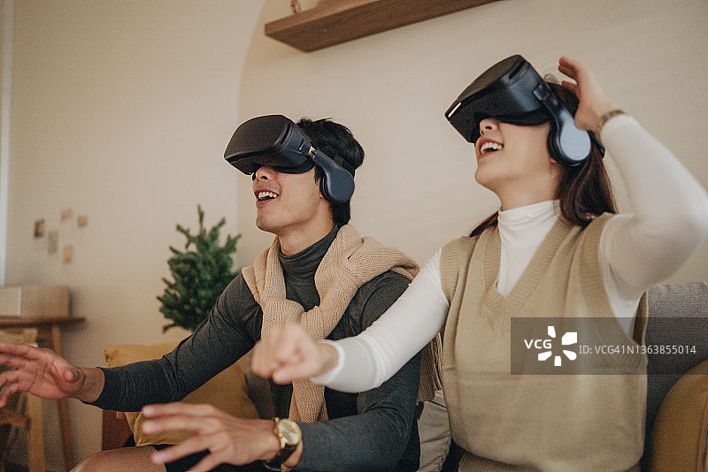 亚洲夫妇在家中进行活动图片素材