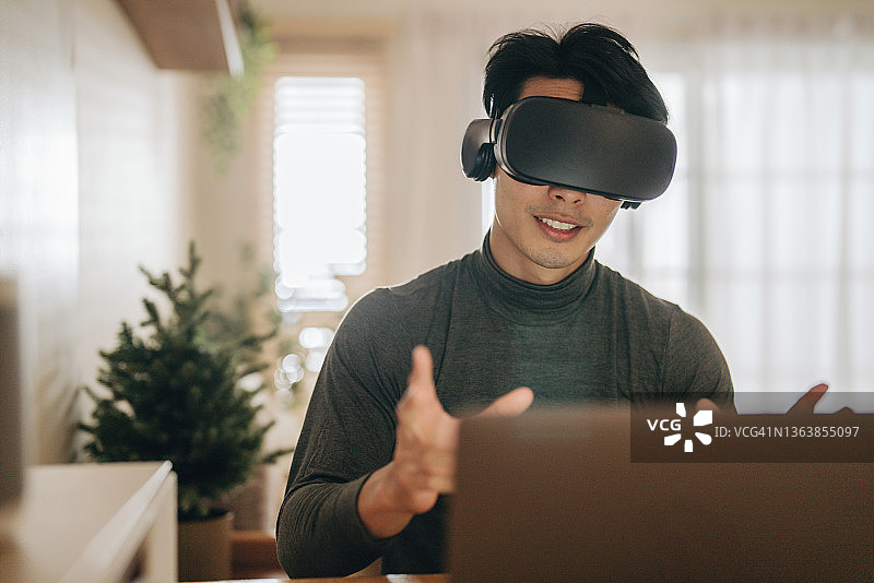 在家中体验虚拟现实的年轻人图片素材