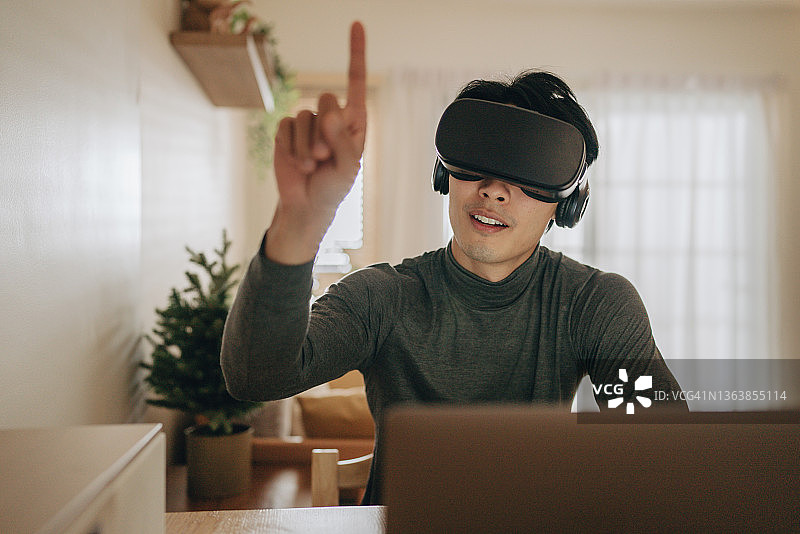 在家中体验虚拟现实的年轻人图片素材