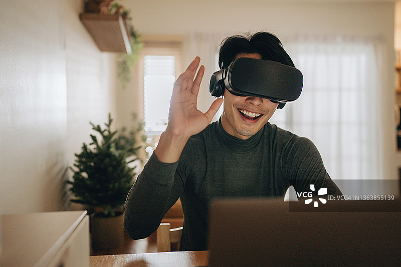 在家中体验虚拟现实的年轻人图片素材