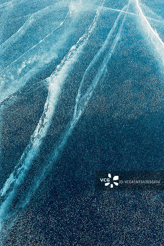 冬季冰裂纹气泡蓝色冰面背景图片素材