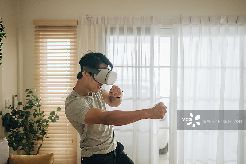 5G生活方式：使用VR 3D眼镜的运动男士图片素材