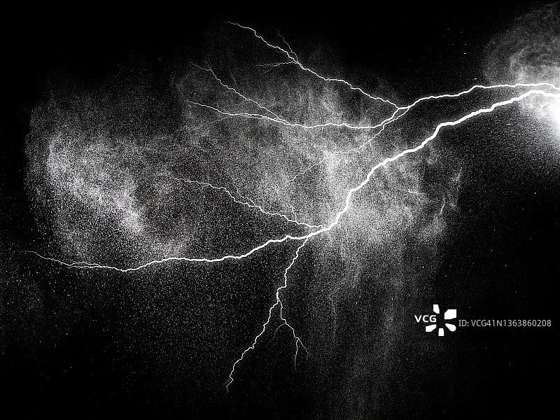 悬浮在空中的水滴与白色背景上的电击光图片素材