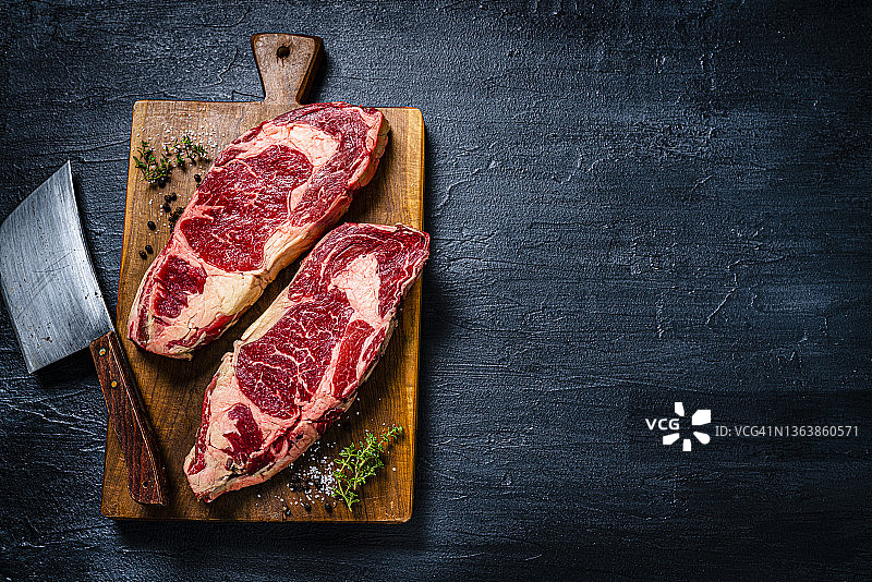 深色桌子上的生牛排片，留有复制空间图片素材