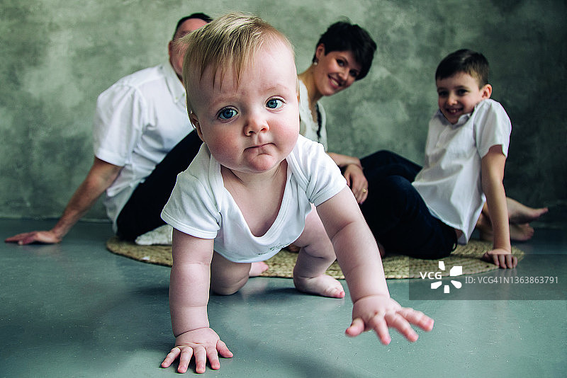 婴儿迈出的第一步图片素材