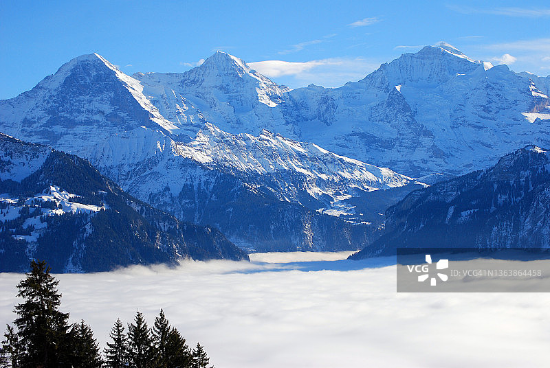 雾层之上的阿尔卑斯山美景图片素材