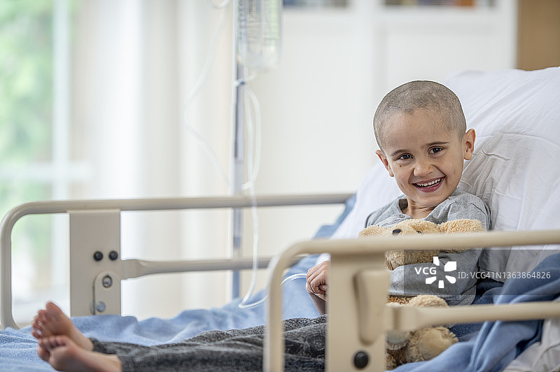卧病在床的患癌小男孩图片素材
