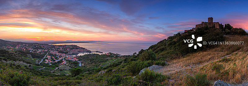 日落时分的科利乌尔全景（朗格多克-鲁西荣，法国）图片素材