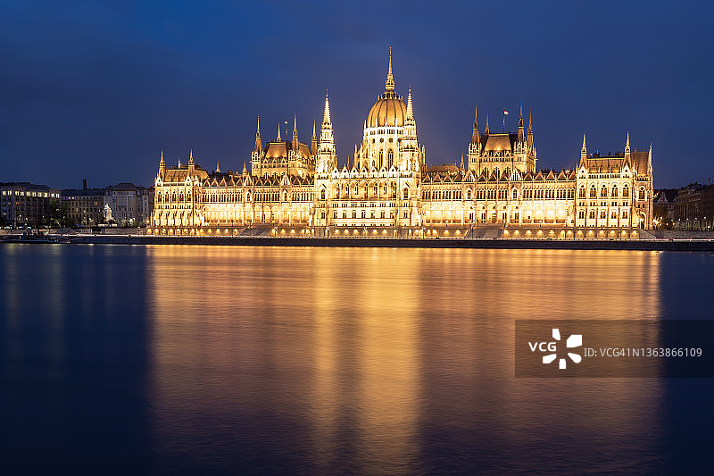 蓝色时分的匈牙利国会大厦（布达佩斯）图片素材