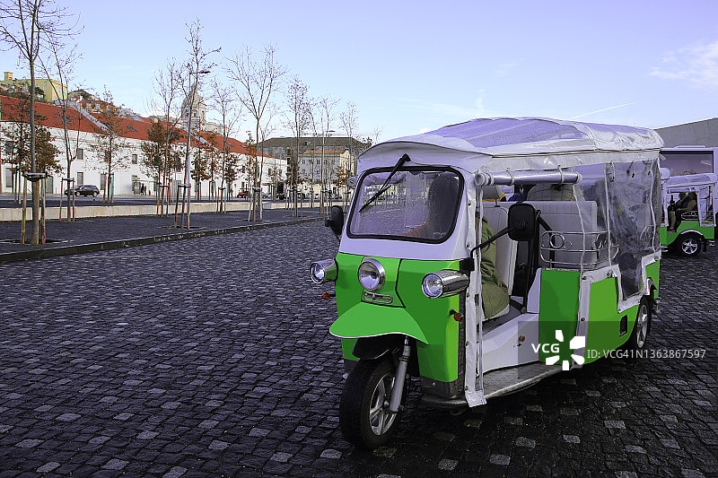 嘟嘟车搭载游客在葡萄牙里斯本观光图片素材