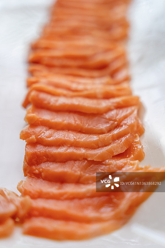 新鲜生三文鱼片图片素材