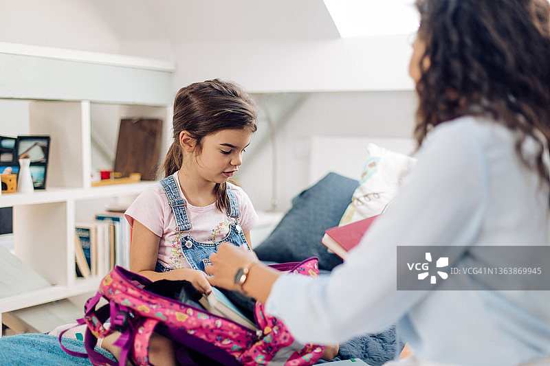 母亲送女儿上学图片素材