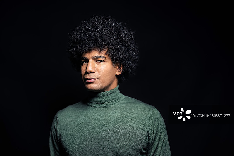 表情严肃的北非男子影棚肖像图片素材