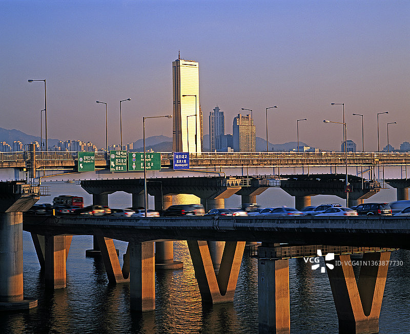 汉江边的首尔天际线图片素材