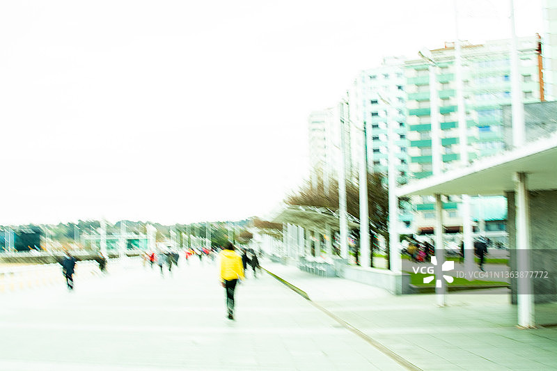 身穿黄色T恤的城市女子剪影扫描效果图片素材