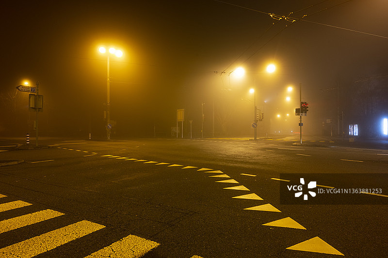 比尔夜间的斑马线和交通灯图片素材
