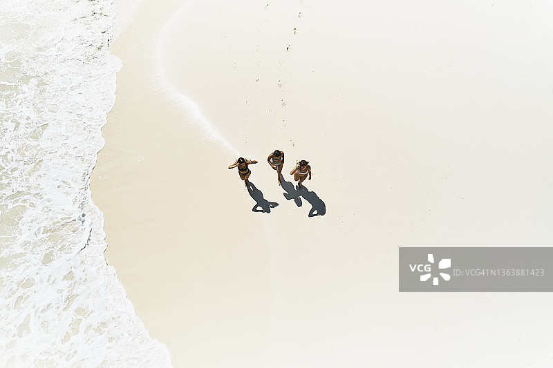 女性朋友在热带海滩上行走（俯视）图片素材