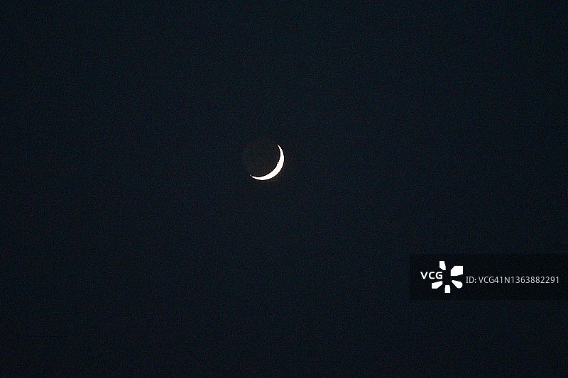 照亮黑色天空的月牙图片素材
