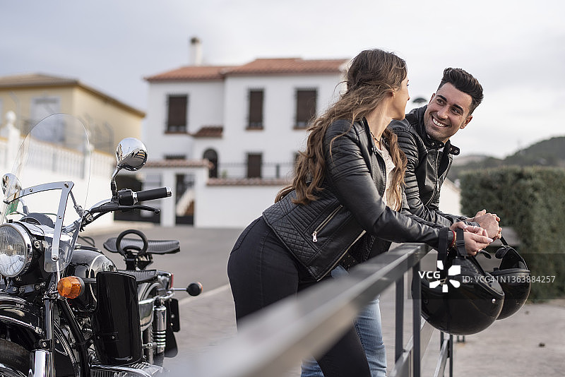 情侣在挎斗摩托车上享受美好的一天图片素材