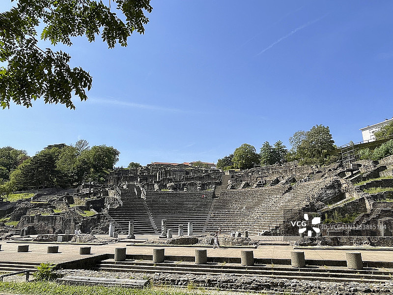 法国里昂富维耶山上蓝天下的罗马遗址图片素材
