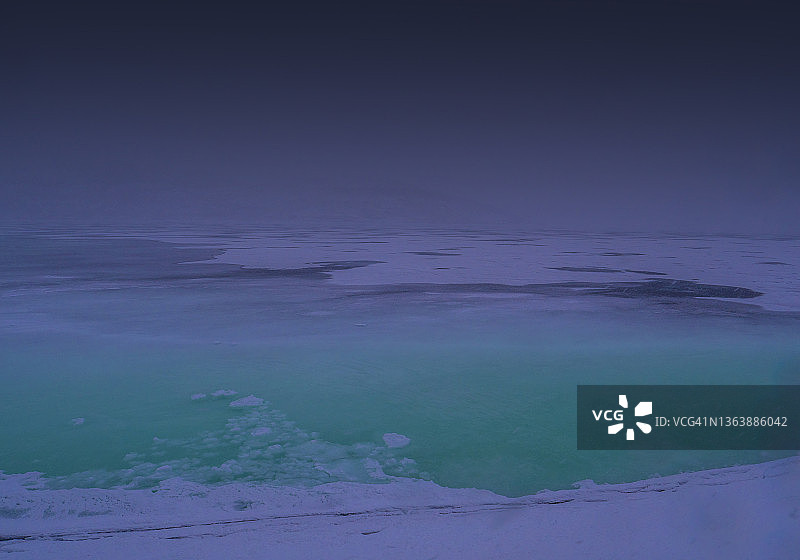 冬季斯托拉舍法莱特国家公园的冰纹水景，瑞典北极地区图片素材