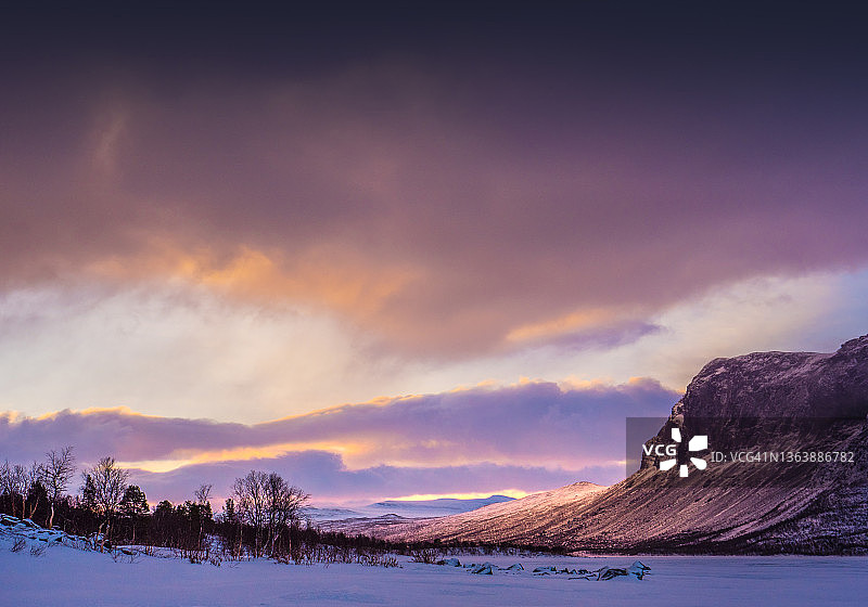 斯托拉舍法莱特国家公园的冬日景色，瑞典北极地区图片素材