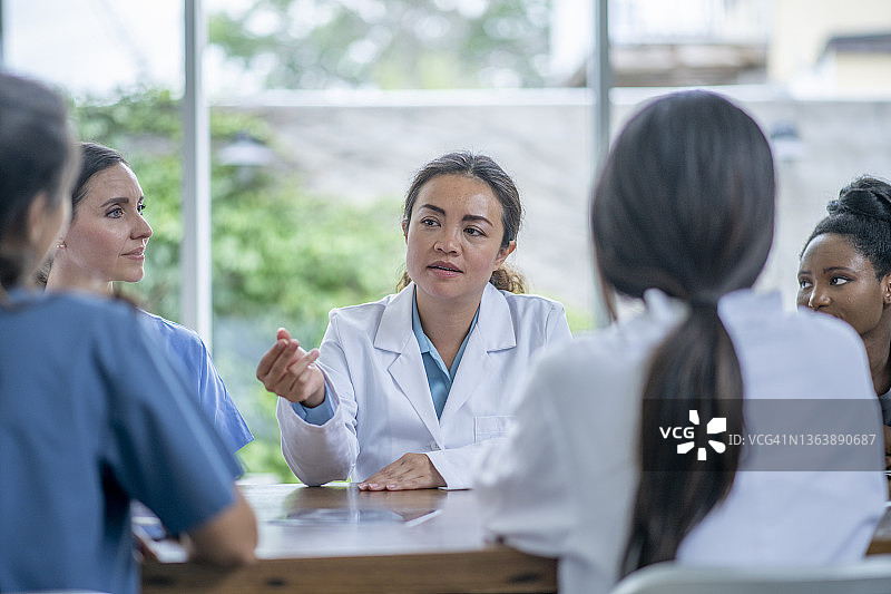 一群医务人员在讨论图片素材