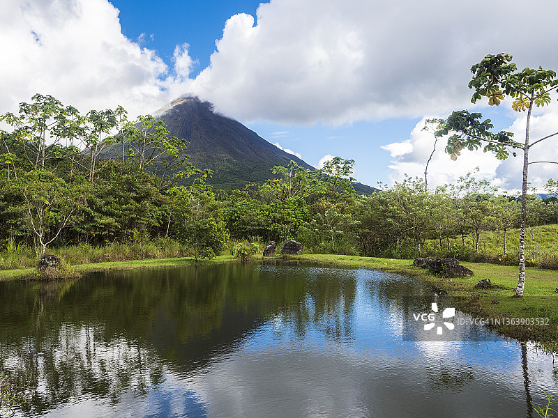 云雾中的阿雷纳火山图片素材