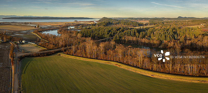 冬季斯卡吉特河的美丽航拍图片素材
