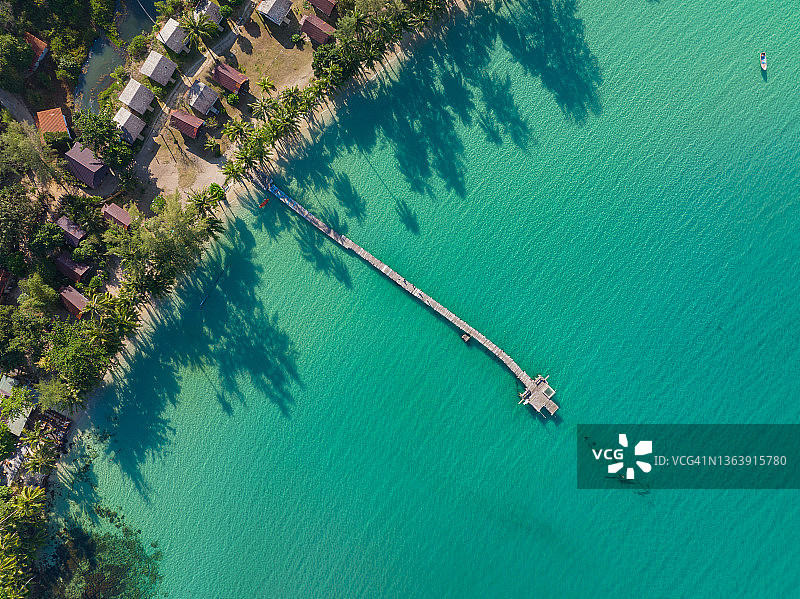 泰国阁骨岛：清澈绿色热带海域航拍图片素材