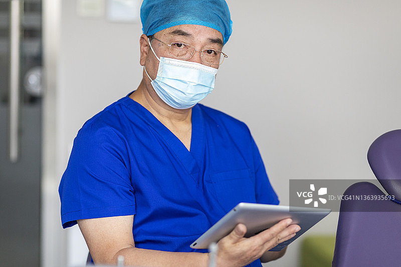 医生准备牙科治疗图片素材