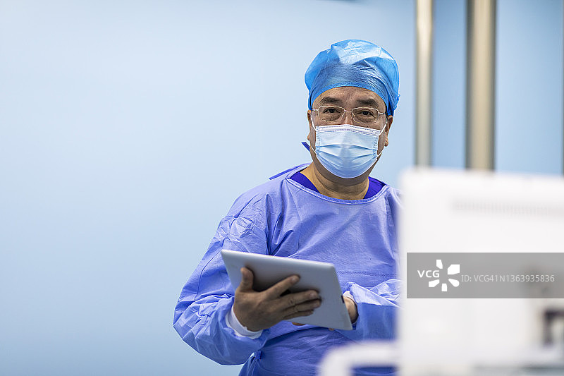 医生准备牙科治疗图片素材